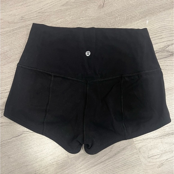 Lululemon wundershort size 8 - Picture 2 of 3